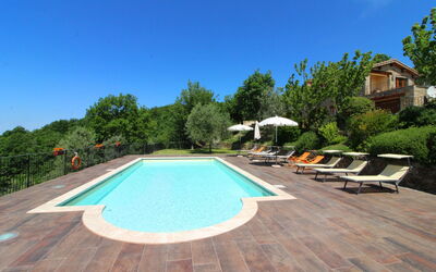 Agriturismo Casavecchia: Wasser, Himmel, Pflanze, Gebäude, Schwimmbad, Baum, Natur, Azurblau, Gartenmöbel, Schatten