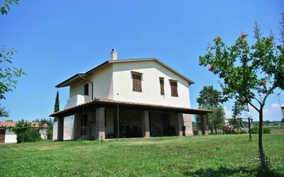 Nonno Tobia: Himmel, Pflanze, Gebäude, Eigentum, Fenster, Baum, Haus, Grundstueck, Hütte, Wohngebiet