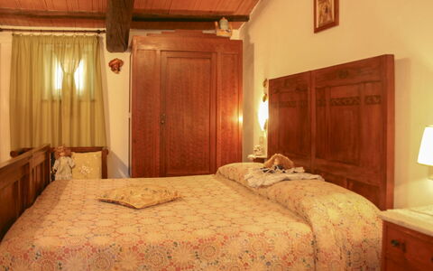 Country House Il Galleto: Bett, Möbel, Bedding, Schlafzimmer, Interior Design, Bettdecke, Holz, Decke, Linens, Fussboden