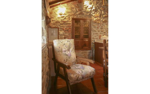 Country House Il Galleto: Möbel, Flooring, Interior Design, Holz, Stuhl, Fussboden, Braun, Tabelle, Zimmer, Wohnzimmer