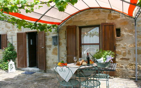 San Eusebio: Pflanze, Gebäude, Fenster, Eigentum, Tabelle, Schatten, Blatt, Tür, Stuhl, Holz