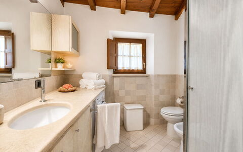Pieve di Sant Ippolito: Flooring, Interior Design, Fussboden, Armatur, Sinken, Decke, Zuhause, Zapfhahn, Beleuchtung, Badezimmer