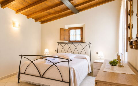 Pieve di Sant Ippolito: Möbel, Interior Design, Bett, Decke, Flooring, Schlafzimmer, Fussboden, Bettrahmen, Zuhause, Zimmer