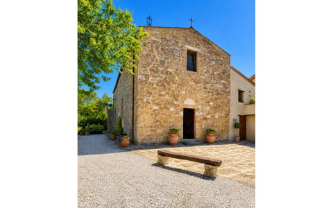 Pieve di Sant Ippolito: Hügel, Schwimmbad, Gebirge, Gartenmöbel, Eco Hotel, Flagstone, Resort, Grat, Landscaping, Tropen