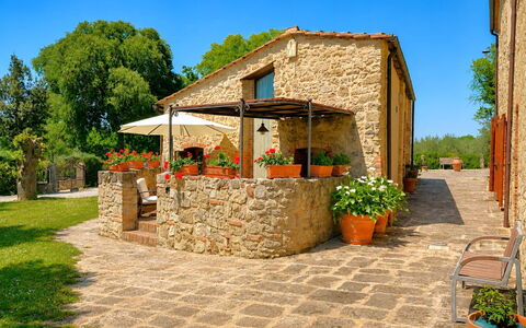 Pieve di Sant Ippolito: Hügel, Schwimmbad, Gebirge, Gartenmöbel, Eco Hotel, Flagstone, Resort, Grat, Landscaping, Tropen