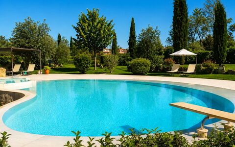Pieve di Sant Ippolito: Hügel, Schwimmbad, Gebirge, Gartenmöbel, Eco Hotel, Flagstone, Resort, Grat, Landscaping, Tropen
