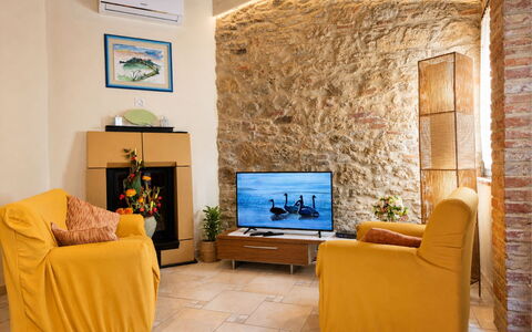Pieve di Sant Ippolito: Möbel, Interior Design, Wand, Flooring, Holz, Fussboden, Zimmer, Beleuchtung, Wohnzimmer, Couch