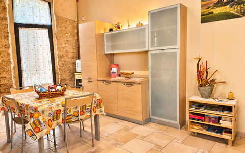 Pieve di Sant Ippolito: Möbel, Interior Design, Flooring, Holz, Fussboden, Küche, Major Appliance, Zimmer, Countertop, Decke
