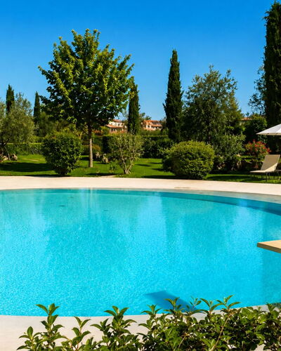 Pieve di Sant Ippolito: Hügel, Schwimmbad, Gebirge, Gartenmöbel, Eco Hotel, Flagstone, Resort, Grat, Landscaping, Tropen