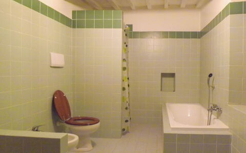 Casa Rossa: Badezimmer, Armatur, Flooring, Wand, Fussboden, Interior Design, Bad Sink, Toilette, Zapfhahn, Fliese