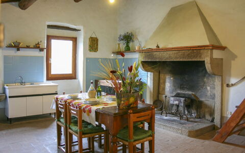 Casa Rossa: Wand, Möbel, Zuhause, Tabelle, Stuhl, Küche & Esszimmer Tisch, Holzbeize, Zimmerpflanze, Esszimmer