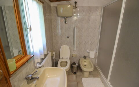 Pagliazzone: Badezimmer, Armatur, Bad Sink, Flooring, Sinken, Fussboden, Toilleten Sitz, Zapfhahn, Interior Design, Installation