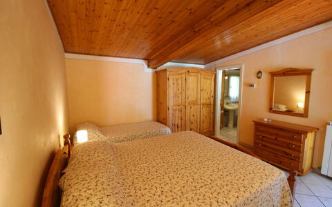 Pagliazzone: Schlafzimmer, Zimmer, Bett, Möbel, Eigentum, Decke, Gebäude, Bettdecke, Interior Design, Matratzenauflage