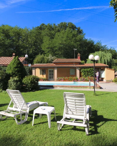 Pagliazzone: Schwimmbad, Strauch, Resort, Garten, Estate, Schatten, Gartenmöbel, Hinterhof, Hütte