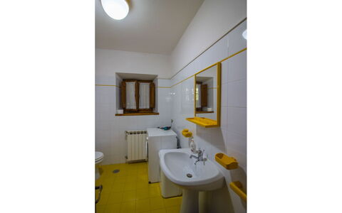Casale Aiola: Wand, Flooring, Fussboden, Armatur, Bad Sink, Gelb, Interior Design, Zimmer, Badezimmer, Sinken