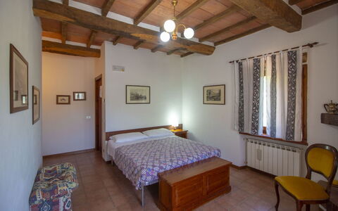 Casale Aiola: Möbel, Holz, Interior Design, Bett, Schlafzimmer, Fussboden, Zimmer, Decke, Flooring, Bettdecke