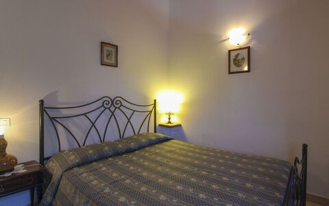 Il Viaggiolo: Bett, Schlafzimmer, Bettdecke, Interior Design, Bedding, Zimmer, Fussboden, Linens, Flooring, Bettrahmen