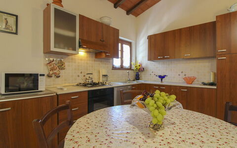 Il Viaggiolo: Küche, Möbel, Countertop, Interior Design, Holz, Flooring, Küchengerät, Cabinetry, Fussboden, Beleuchtung