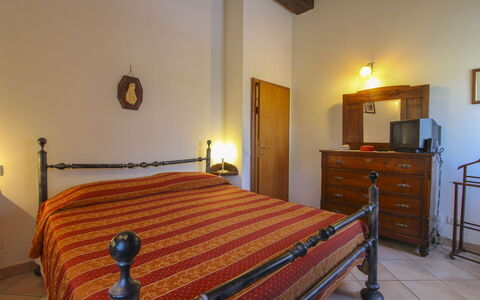 Il Viaggiolo: Möbel, Holz, Flooring, Interior Design, Fussboden, Decke, Zimmer, Schlafzimmer, Bett, Bettdecke