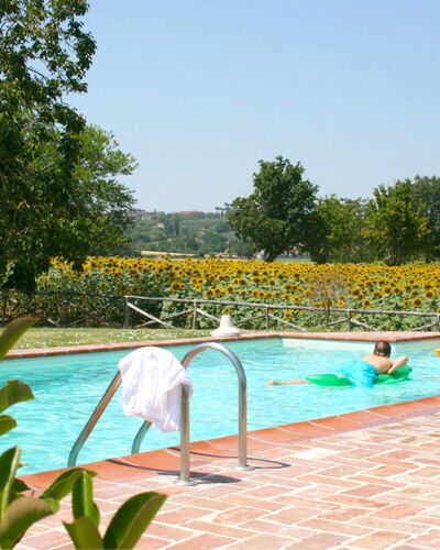 Il Viaggiolo: Schwimmbad, Freizeit, Gartenmöbel, Erholung, Garten, Resort, Urlaub, Schatten, Landscaping, Eco Hotel