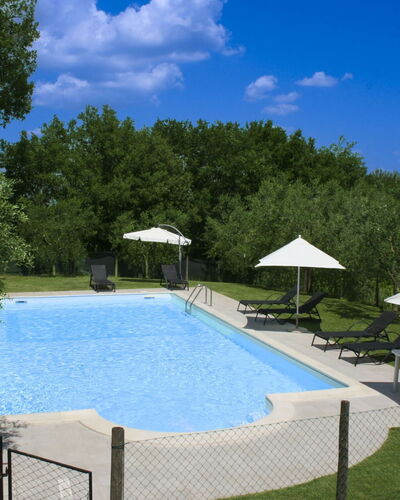 Podere San Bono: Schwimmbad, Gartenmöbel, Möbel, Resort, Schatten, Verbundwerkstoff, Sonnenliege, Stuhl, Freizeit, Regenschirm