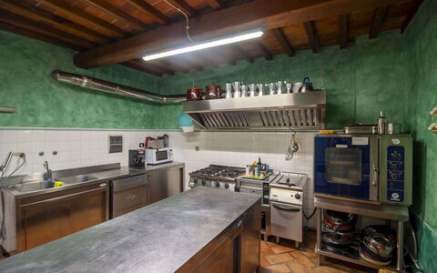 Torre di Vignale: Küche, Countertop, Küchengerät, Interior Design, Flooring, Decke, Beleuchtung, Möbel, Major Appliance, Herd