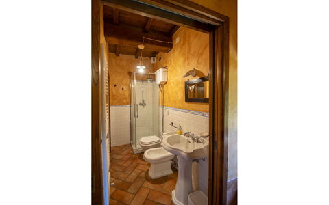 Torre di Vignale: Flooring, Wand, Interior Design, Bad Sink, Fussboden, Armatur, Holz, Badezimmer, Sinken, Decke