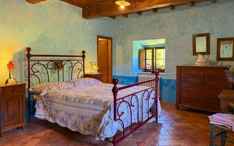 Torre di Vignale: Möbel, Interior Design, Flooring, Fussboden, Zimmer, Decke, Schlafzimmer, Bett, Bettrahmen, Stuhl