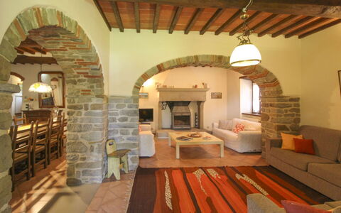 Casale Lorenzo: Möbel, Interior Design, Wand, Flooring, Decke, Zimmer, Fussboden, Tabelle, Stuhl, Wohnzimmer