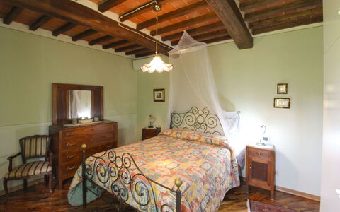 Casale Lorenzo: Möbel, Bett, Interior Design, Schlafzimmer, Wand, Bedding, Bettdecke, Holz, Decke, Flooring