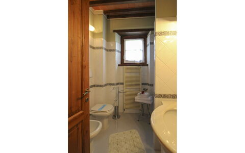 Casale Lorenzo: Flooring, Holz, Fussboden, Interior Design, Armatur, Zimmer, Installation, Decke, Badezimmer, Zapfhahn