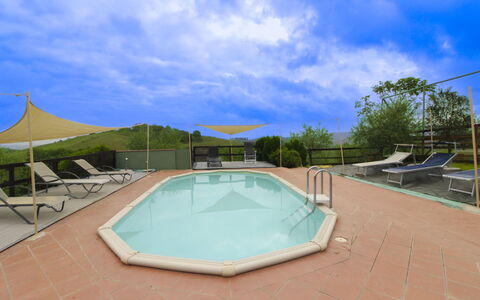 Casa Bella: Schwimmbad, Gartenmöbel, Möbel, Stuhl, Resort, Schatten, Regenschirm, Sonnenliege, Eco Hotel, Freizeitzentrum