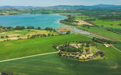 Poggio Falcone: Wasser, Himmel, Wasservorräte, Wolke, Grün, Natürliche Landschaft, Natürlichen Umgebung, Hochland, Baum, Grundstueck