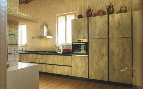 Poggio Falcone: Cabinetry, Countertop, Eigentum, Möbel, Küche, Zapfhahn, Fenster, Gebäude, Holz, Interior Design