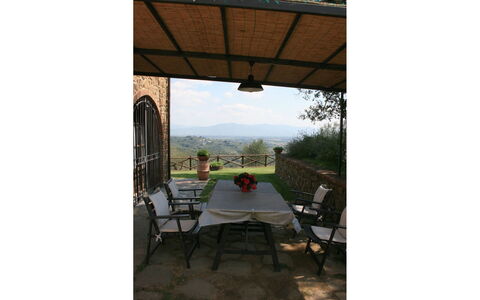 Podere della Crocchia: Himmel, Pflanze, Gebäude, Tabelle, Stuhl, Veranda, Fenster, Schatten, Blumentopf, Baum
