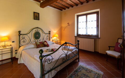 Villa degli Olivi: Schlafzimmer, Zimmer, Bett, Möbel, Eigentum, Bettrahmen, Bettdecke, Interior Design, Gebäude, Haus