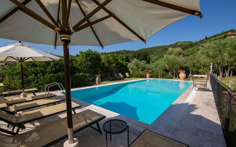 Villa degli Olivi: Wasser, Gebäude, Himmel, Eigentum, Möbel, Pflanze, Schwimmbad, Tabelle, Azurblau, Regenschirm