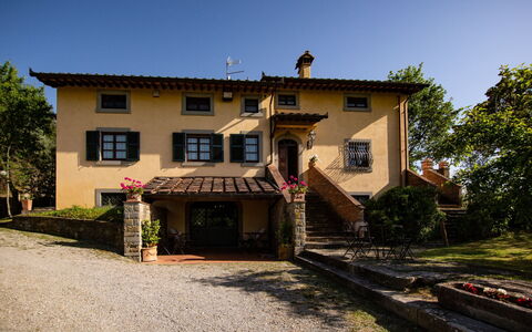 Villa degli Olivi: Pflanze, Himmel, Gebäude, Fenster, Baum, Haus, Holz, Hütte, Tür, Wohngebiet