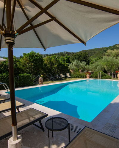 Villa degli Olivi: Wasser, Gebäude, Himmel, Eigentum, Möbel, Pflanze, Schwimmbad, Tabelle, Azurblau, Regenschirm