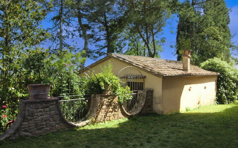 Villa Verniana: Hütte, Zuhause, Hinterhof, Garten, Schatten, Estate, Landscaping, Bauernhaus, Garten, Gartenbauten
