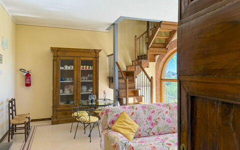 Villa Verniana: Möbel, Interior Design, Wand, Flooring, Holz, Fussboden, Zimmer, Wohnzimmer, Beleuchtung, Couch