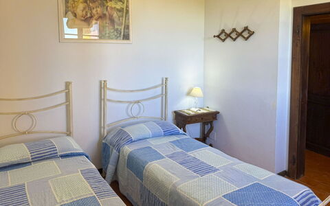 Villa Verniana: Bett, Bedding, Schlafzimmer, Möbel, Bettdecke, Interior Design, Holz, Linens, Fussboden, Flooring