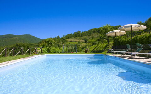 Borgo Antico: Schwimmbad, Hügel, Gebirge, Resort, Eco Hotel, Gartenmöbel, Senke, Grat, Ferienort, Sonnenliege