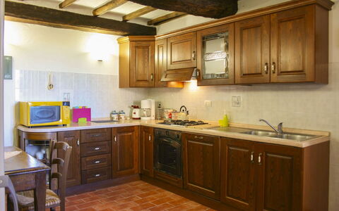 Borgo Antico: Küche, Küchengerät, Countertop, Möbel, Cabinetry, Major Appliance, Interior Design, Holz, Flooring, Decke