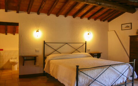 Borgo Antico: Wand, Möbel, Holz, Flooring, Fussboden, Interior Design, Decke, Zimmer, Bett, Schlafzimmer