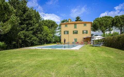 Villa Cantagallo: Schwimmbad, Estate, Garten, Freizeit, Gartenmöbel, Hazienda, Rasen, Villa, Garten, Landscaping