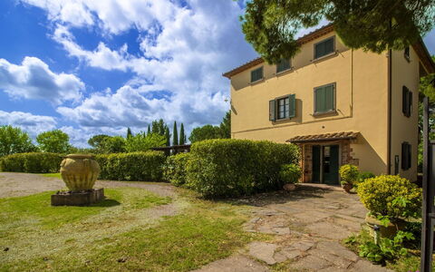 Villa Cantagallo: Schwimmbad, Estate, Garten, Freizeit, Gartenmöbel, Hazienda, Rasen, Villa, Garten, Landscaping