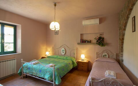 Villa Cantagallo: Möbel, Interior Design, Bett, Schlafzimmer, Wand, Bettdecke, Flooring, Bedding, Zimmer, Decke
