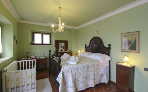 Agriturismo Arcobaleno: Möbel, Wand, Interior Design, Schlafzimmer, Bett, Decke, Zimmer, Bettdecke, Bedding, Bettrahmen