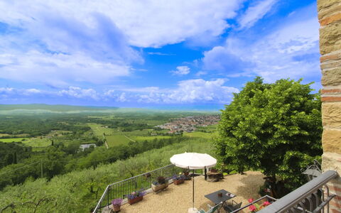 Agriturismo Arcobaleno: Horizont, Landschaft, Sommer, Grundstueck, Wolke, Vogelperspektive, Wiese, Gartenmöbel, Eco Hotel, Luftaufnahmen